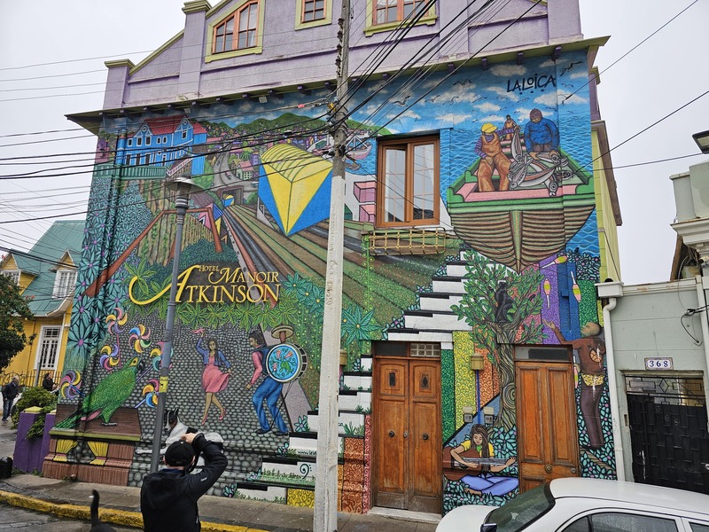 A hotel with street art in Valparaiso