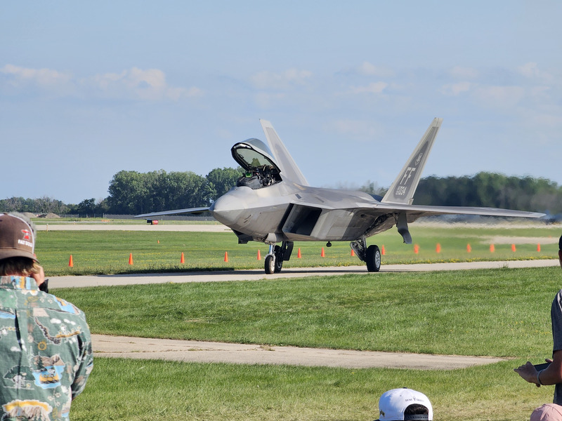 A F-22 Raptor taxiing wit the cockpit open